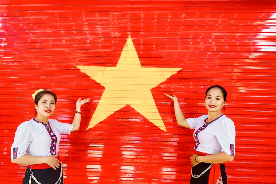 Tuổi trẻ vùng cao Nghệ An cùng nhau vẽ hình cờ Tổ quốc