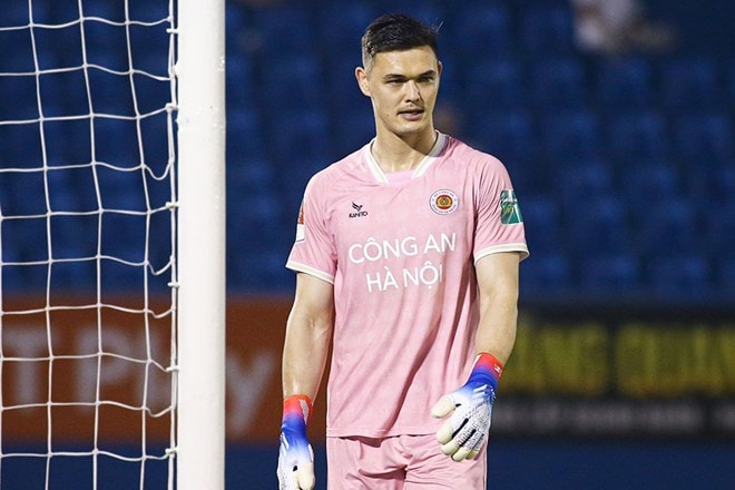 Đổi ý giờ chót, thủ môn Việt kiều nhận lương top đầu V.League; Cựu vương Premier League có nguy cơ bị trừ điểm