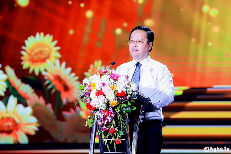 Hãy tiếp tục miệt mài học tập, tự tin và toả sáng để phát huy hơn nữa thành quả đã có, làm rạng danh truyền thống hiếu học của quê hương xứ Nghệ