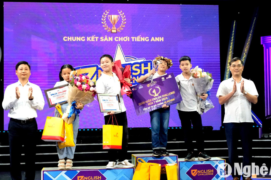 Nam sinh nhỏ tuổi nhất đến từ TP Vinh vô địch chung kết English Challenge mùa 7