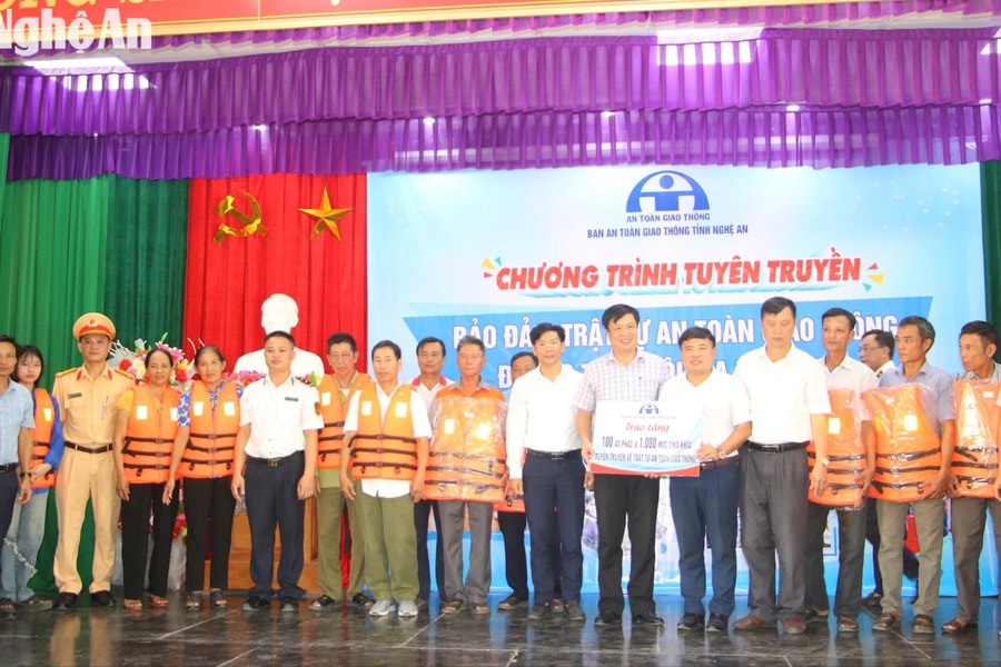 Nghệ An tăng cường công tác bảo đảm trật tự an toàn giao thông đường thủy mùa mưa bão