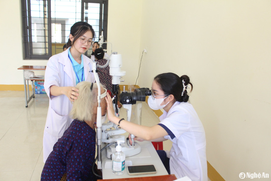 Gần 600 người dân Quỳnh Lưu được khám và cấp phát thuốc miễn phí