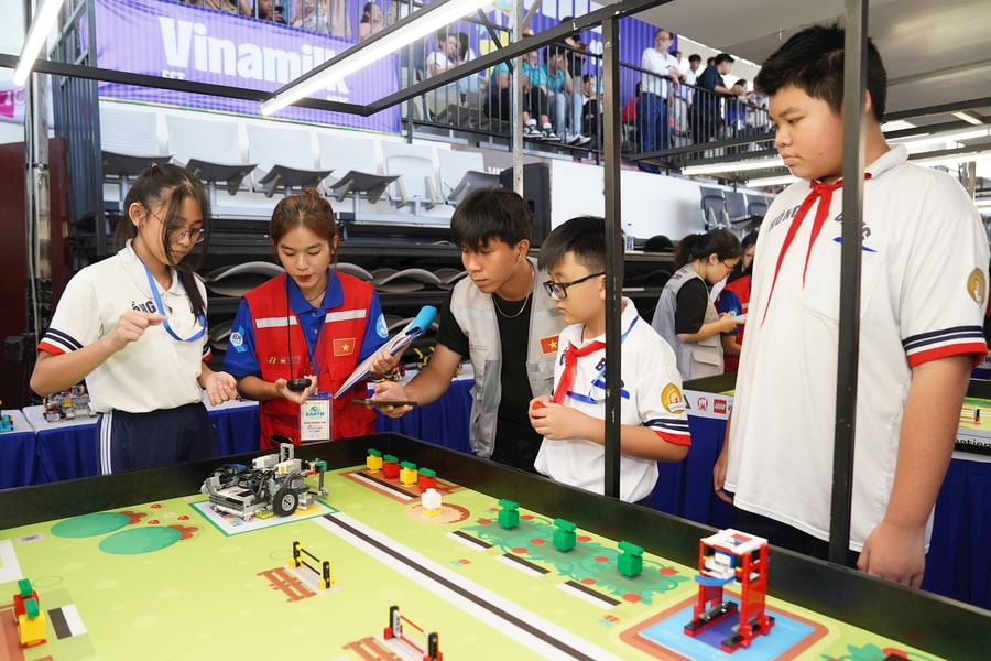 Các tuyển thủ nhí hào hứng với thử thách bất ngờ tại Robotacon Wro 2024