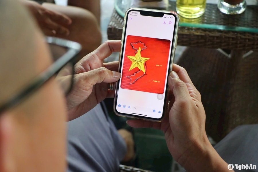 Nhiều dịch vụ 'đắt sô' theo phong trào vẽ cờ Tổ quốc