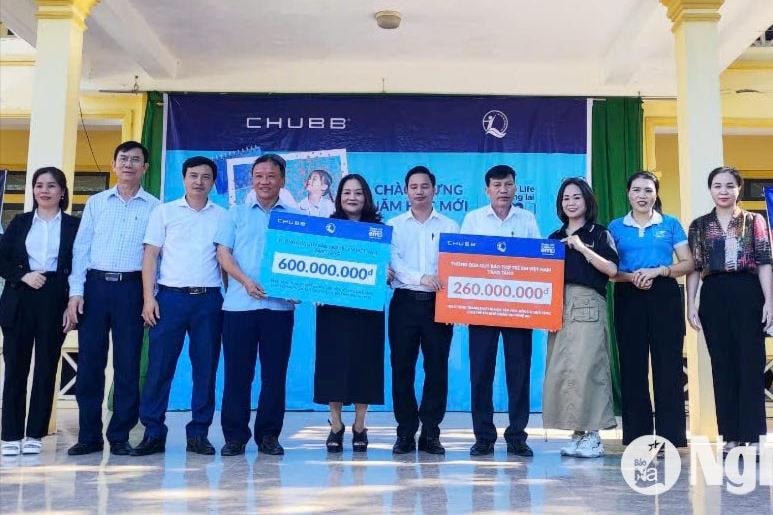 Trao tặng 32 bộ máy tính cho trường học ở Nghi Lộc