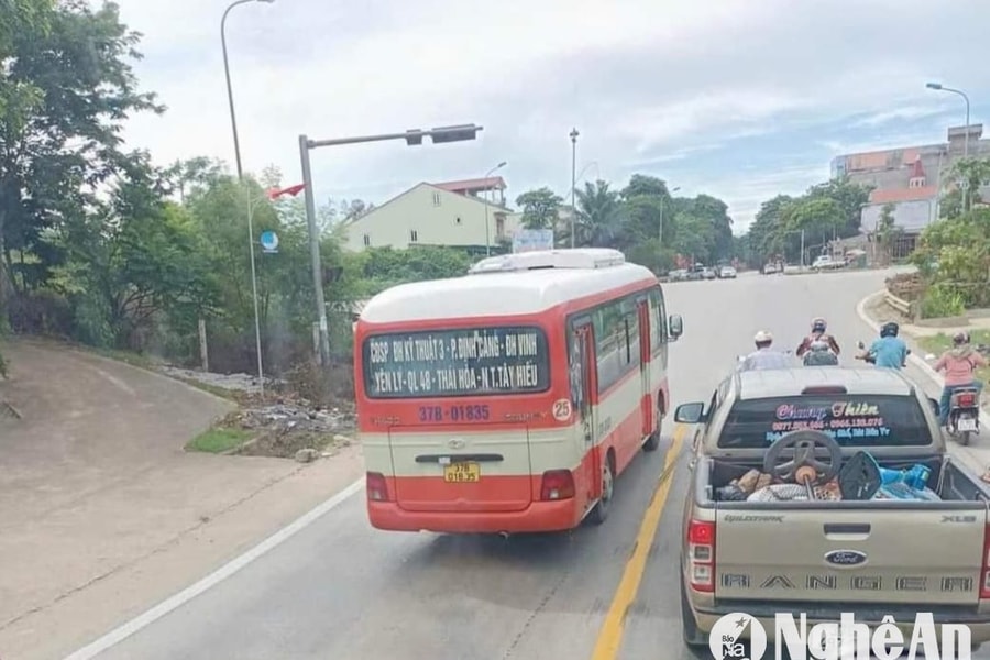 Tài xế xe buýt đi ngược chiều trên Quốc lộ 48