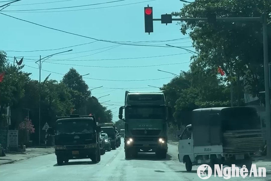 Xử phạt xe HOWO đi sai làn đường, không chấp hành hiệu lệnh đèn tín hiệu giao thông trên Quốc lộ 46