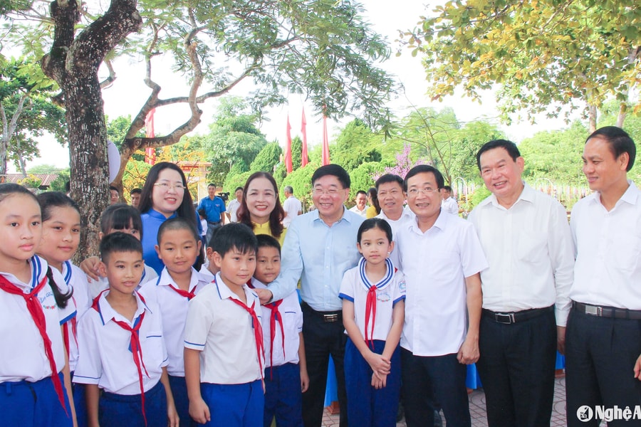 Đồng chí Nguyễn Văn Thông dự lễ khai giảng tại Trường Tiểu học Nghĩa Hồng