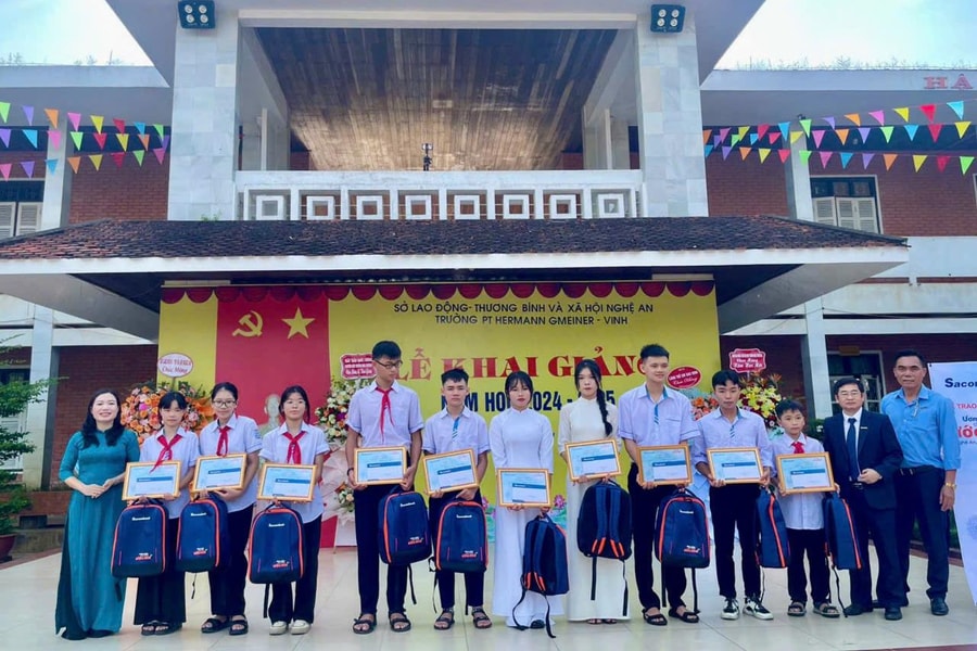 Sacombank trao 55 suất học bổng cho học sinh Nghệ An vượt khó học giỏi