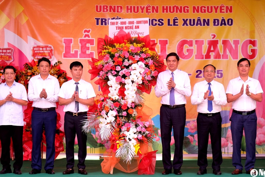 Phó Bí thư Tỉnh ủy Nghệ An Hoàng Nghĩa Hiếu dự lễ khai giảng tại Trường THCS Lê Xuân Đào (Hưng Nguyên)