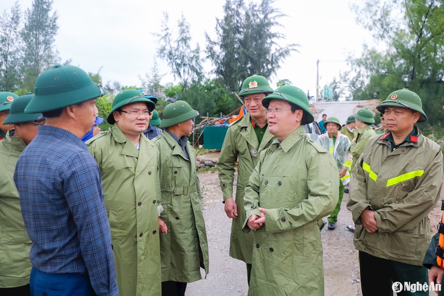 Chủ tịch UBND tỉnh Nghệ An Nguyễn Đức Trung kiểm tra, chỉ đạo công tác ứng phó với bão số 3
