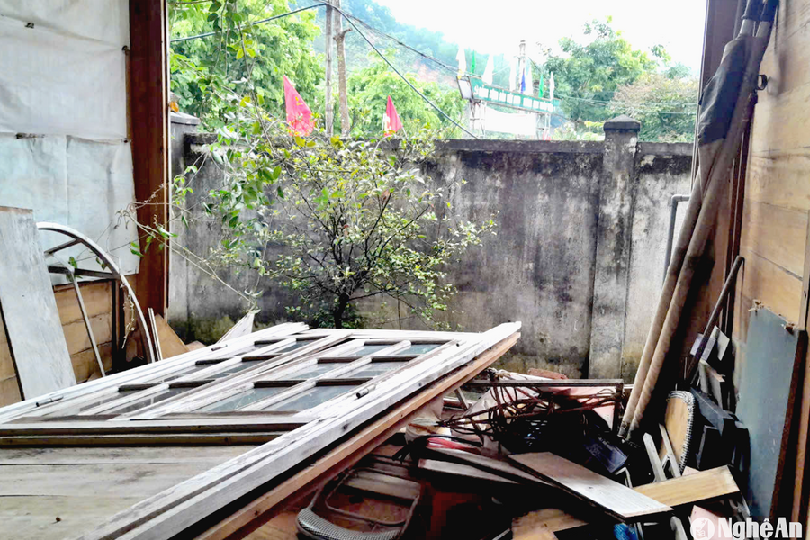 Ảnh hưởng bão số 3, mưa lớn làm tốc mái, sập tường nhà ở miền Tây Nghệ An
