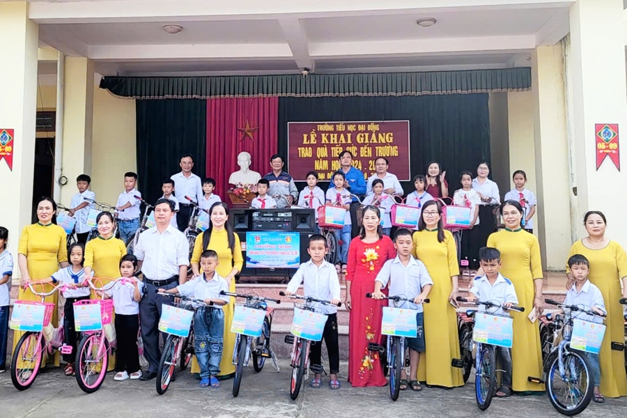 Cụ ông ở Thanh Chương hỗ trợ địa phương làm đường bê tông, xây nhà tình nghĩa