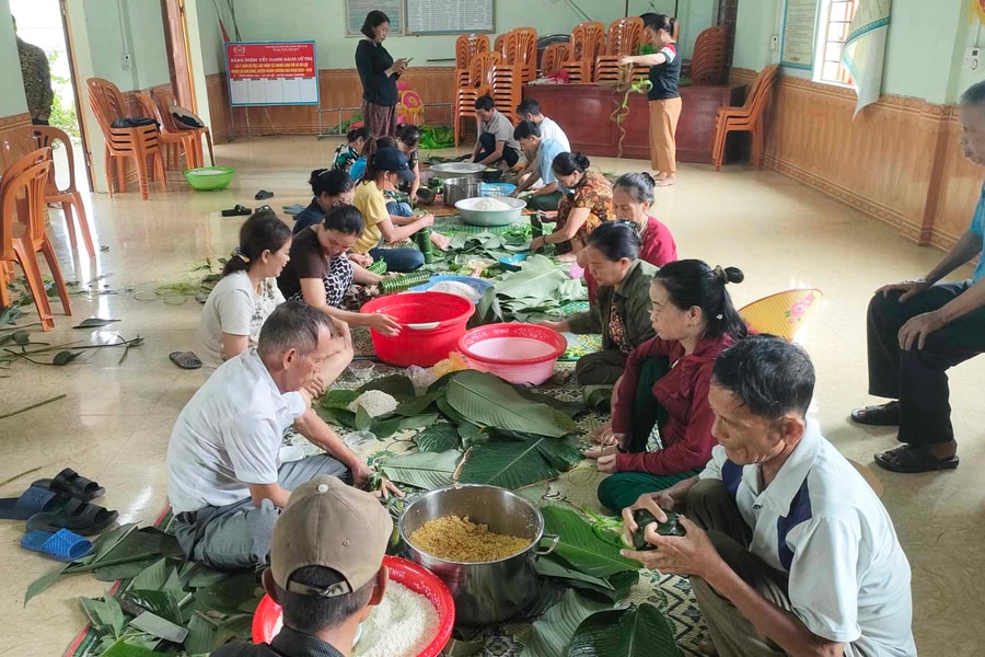Người dân Nghệ An gói bánh chưng ủng hộ đồng bào vùng lũ miền Bắc
