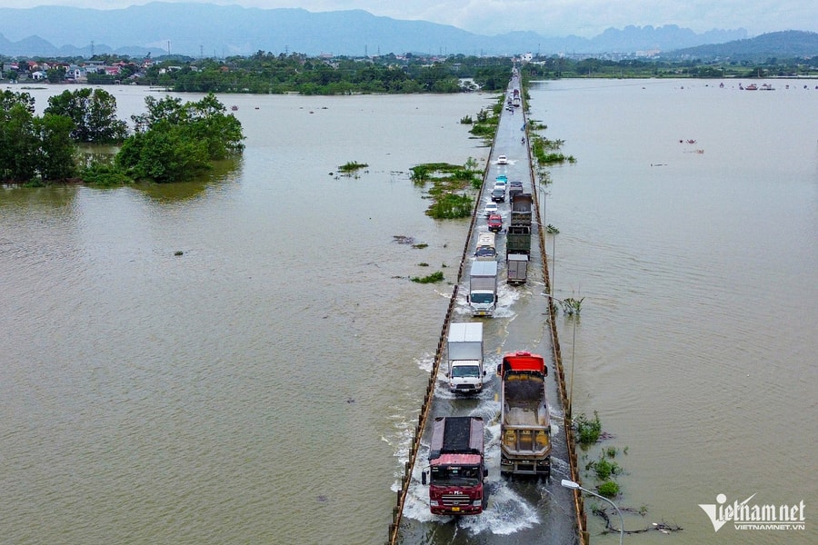 Ô tô 'bơi' trên nước lũ ở ngoại thành Hà Nội