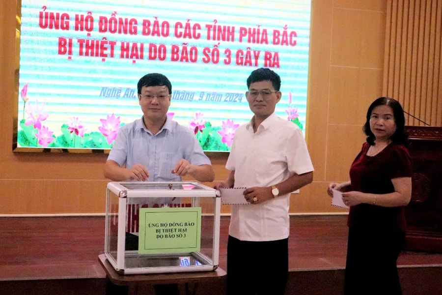 Cán bộ, công chức Cơ quan Đảng ủy Khối các cơ quan tỉnh Nghệ An ủng hộ đồng bào bị lũ lụt