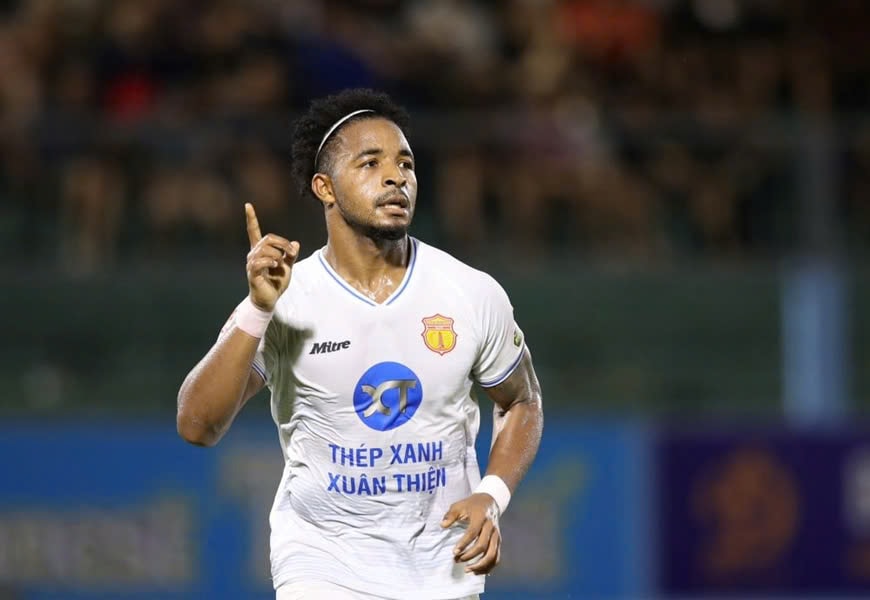 Nam Định mất chân sút khiến cả V-League khiếp sợ vì lý do đặc biệt; Tiền vệ Tottenham gặp họa vì chế nhạo Son Heung-min