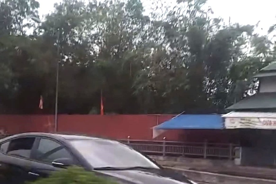 Xe ô tô đi ngược chiều trên cầu vượt Cửa Nam (TP Vinh)