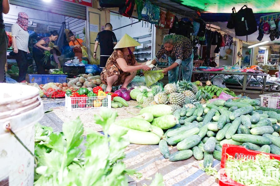 Giá rau xanh ở Nghệ An tăng mạnh sau mưa lũ