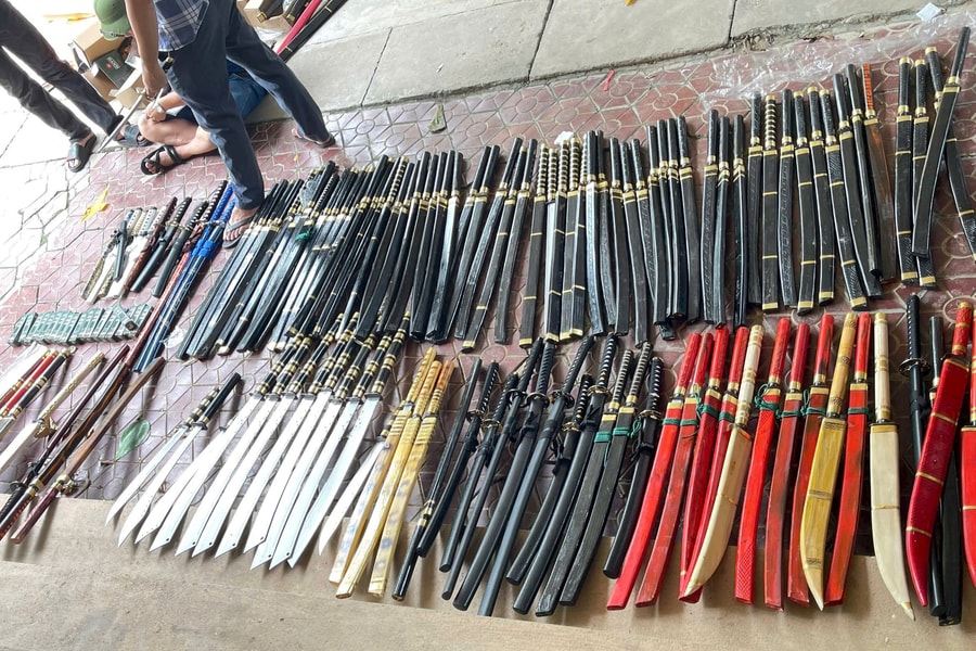Bắt giữ 2 đối tượng mua bán trái phép vũ khí và công cụ hỗ trợ