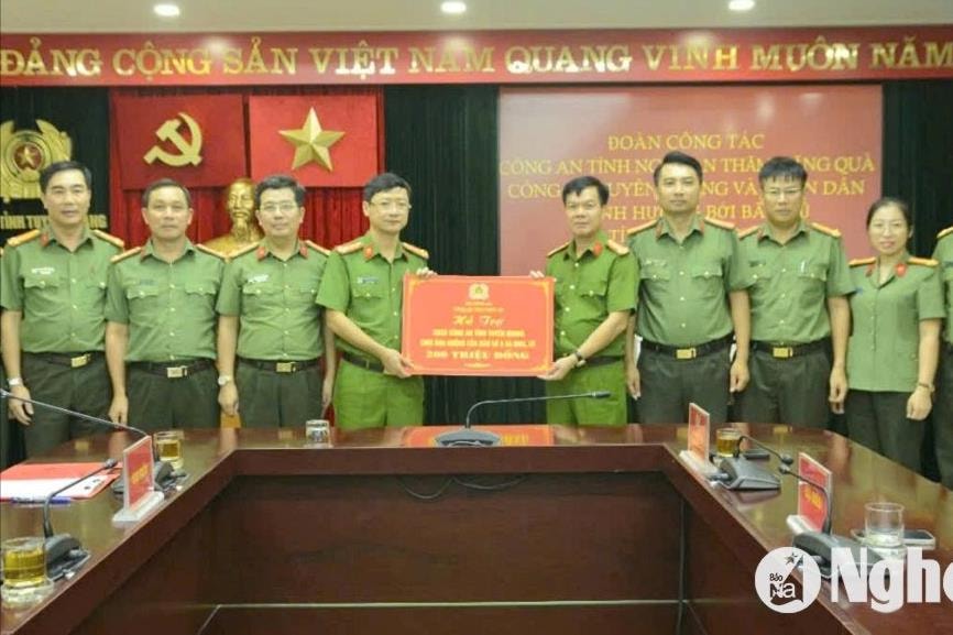 Công an tỉnh Nghệ An thăm, tặng quà hỗ trợ các tỉnh phía Bắc khắc phục lũ lụt