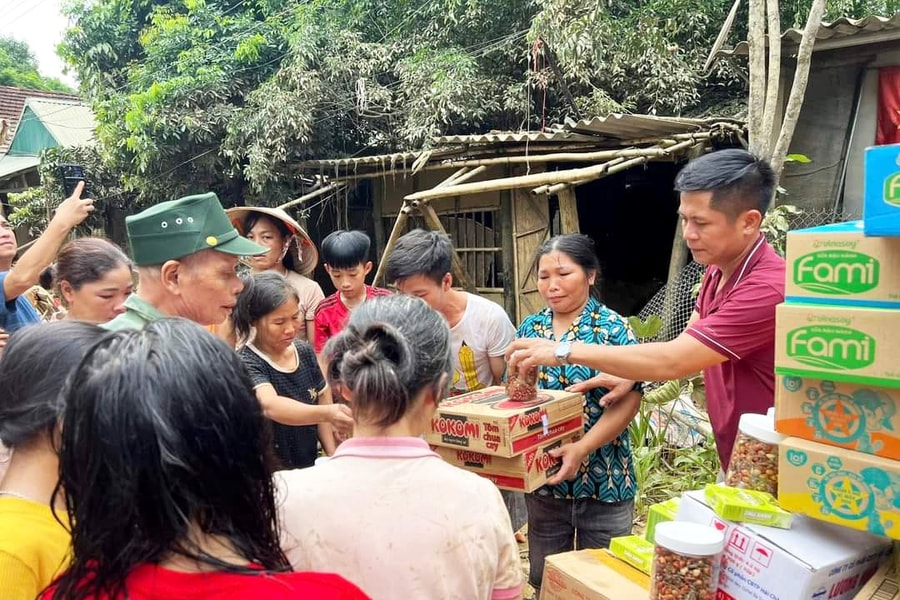 Những hình ảnh xúc động của người dân Nghệ An trên hành trình chia sẻ khó khăn với đồng bào vùng lũ