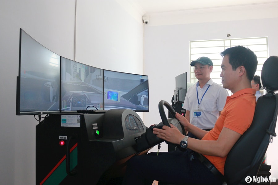 Nhiều tiện lợi cho người dân khi đổi giấy phép lái xe trực tuyến