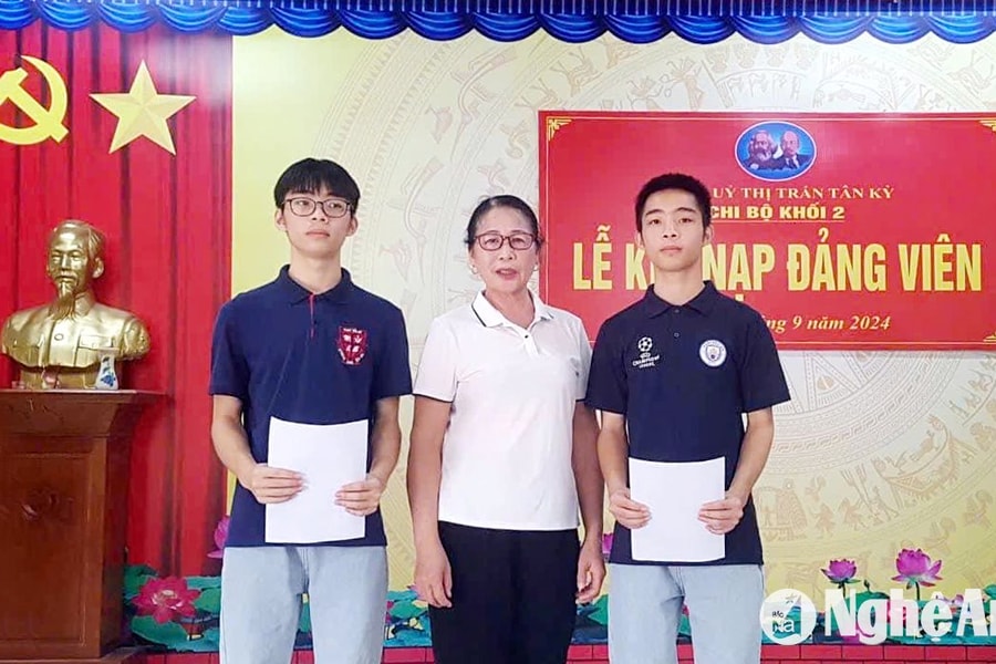 Anh em sinh đôi ở Nghệ An cùng được kết nạp Đảng