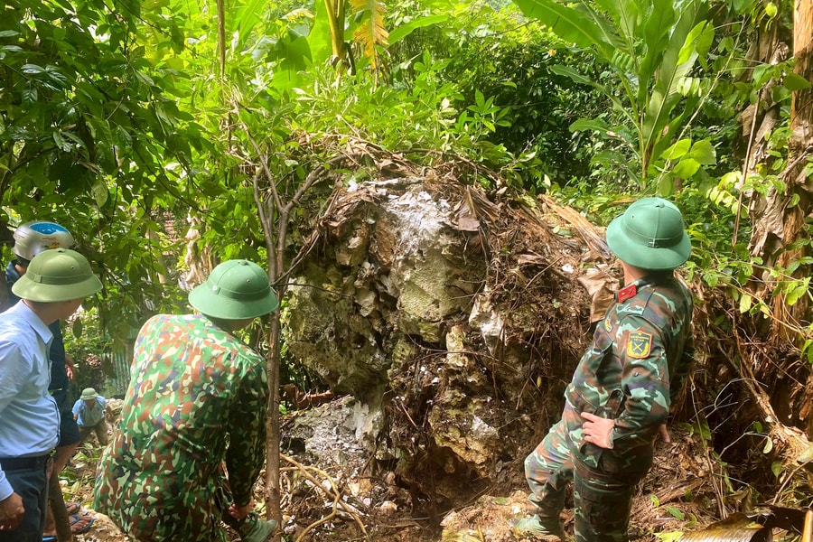 2 khối đá lớn uy hiếp nhà dân ở Con Cuông