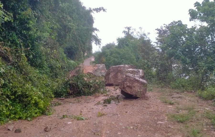 Đá rơi chắn ngang đường, cản trở giao thông ở xã Lạng Khê, huyện Con Cuông