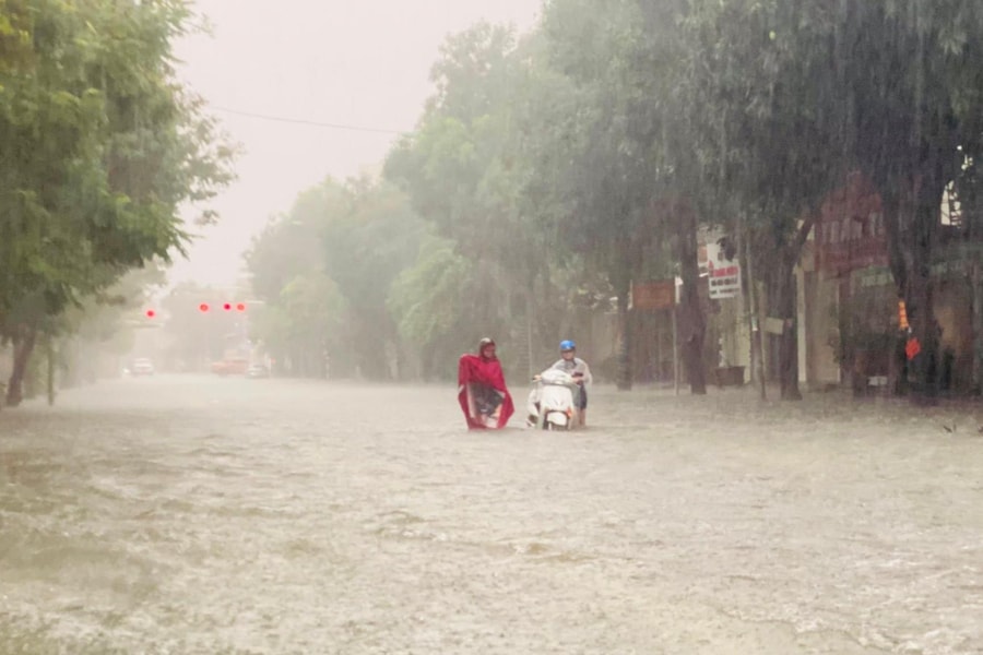 Hàng loạt phương tiện chết máy do ngập úng tại TP. Vinh