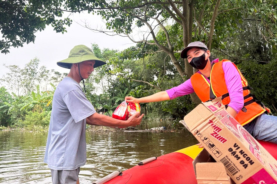 Chia sẻ khó khăn ở vùng ngập lũ Hưng Nguyên