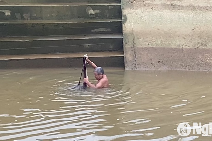Bất chấp nguy hiểm, nhiều người dân Nghệ An vẫn liều mình bắt cá mùa mưa lũ