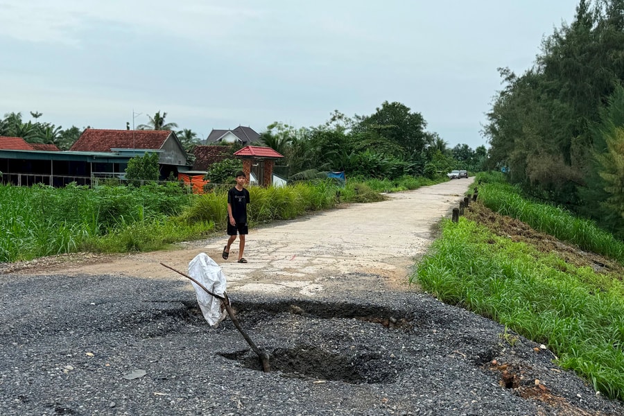 Khắc phục sạt lở đê biển ở Diễn Châu trong tháng 10/2024