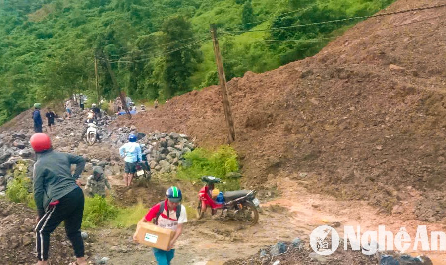Mưa lớn khiến Quốc lộ 7 lên Kỳ Sơn sạt lở nghiêm trọng