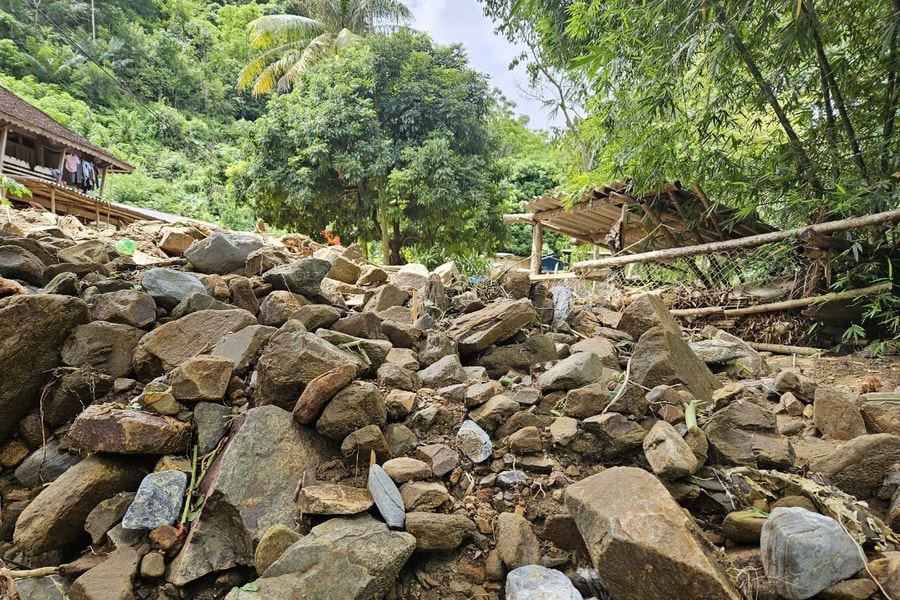 Cận cảnh lũ ống vùi lấp nhà dân, lực lượng 4 tại chỗ xuyên đêm khắc phục hậu quả