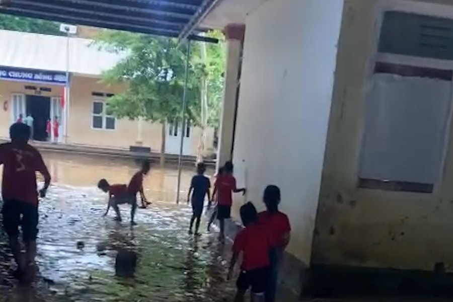 Hàng trăm học sinh, giáo viên trắng đêm chạy lũ