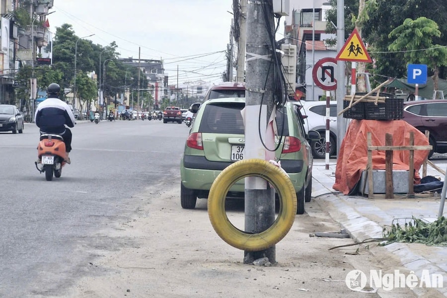 Vướng mặt bằng, 'lưới nhện điện',  đường Lê Hồng Phong (TP. Vinh) khó làm sạch trước ngày 31/10 theo dự kiến