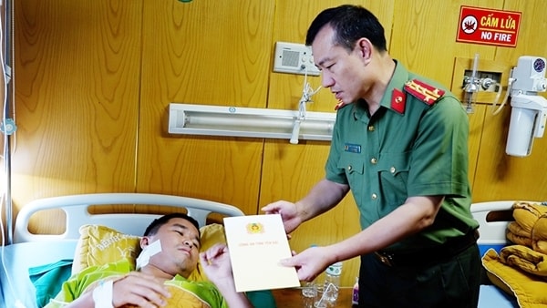 Truy bắt kẻ dùng kiếm đe dọa người dân gặt lúa, chém công an