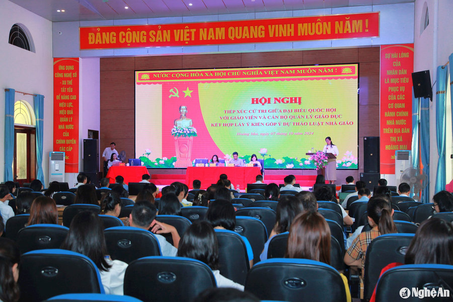 Cử tri thị xã Hoàng Mai góp ý dự thảo Luật Nhà giáo