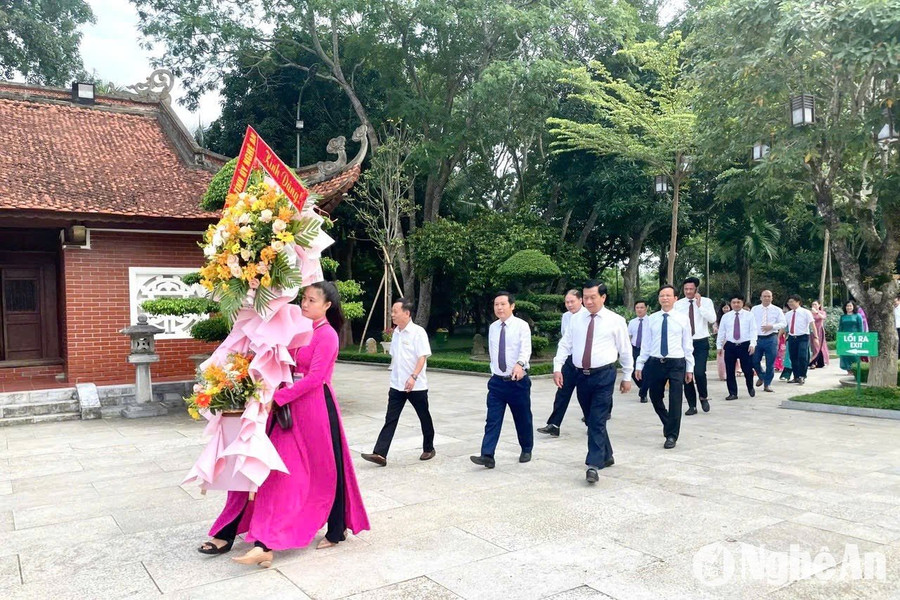 Ban Tổ chức Tỉnh ủy Nghệ An dâng hương tưởng niệm Chủ tịch Hồ Chí Minh