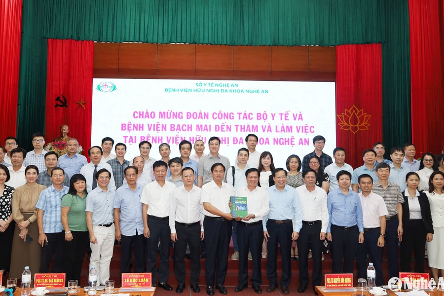 Đoàn công tác Bộ Y tế và Bệnh viện Bạch Mai làm việc cùng Bệnh viện Hữu nghị Đa khoa Nghệ An