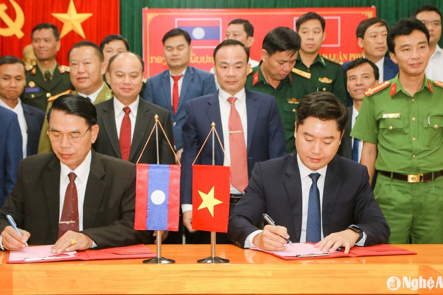 Giao ban luân phiên giữa huyện Tương Dương và huyện Viêng Thoong (Lào)