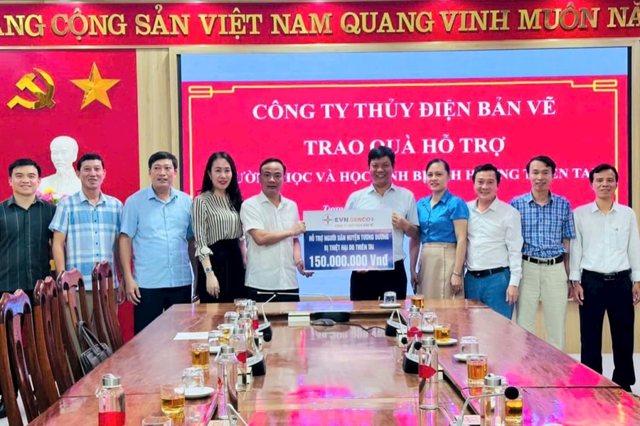 Công ty Thủy điện Bản Vẽ trao 150 triệu đồng hỗ trợ người dân vùng lũ huyện Tương Dương