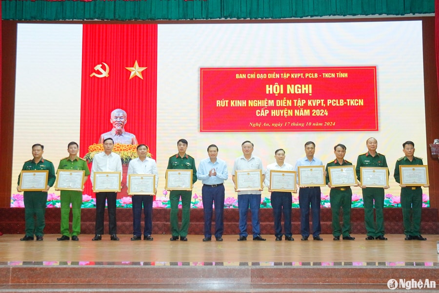 Nghệ An rút kinh nghiệm diễn tập khu vực phòng thủ cấp huyện