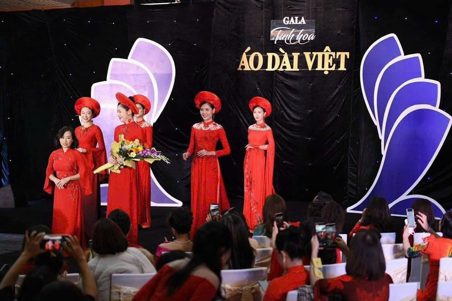 Từ cô bé khuyết tật đến nhà thiết kế áo dài nổi tiếng