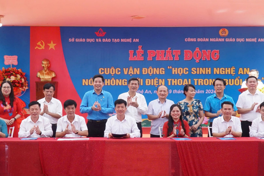 Học sinh Nghệ An 'nói không' với điện thoại trong buổi học