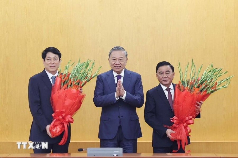 Trao Quyết định phân công đồng chí Trần Cẩm Tú giữ chức Thường trực Ban Bí thư