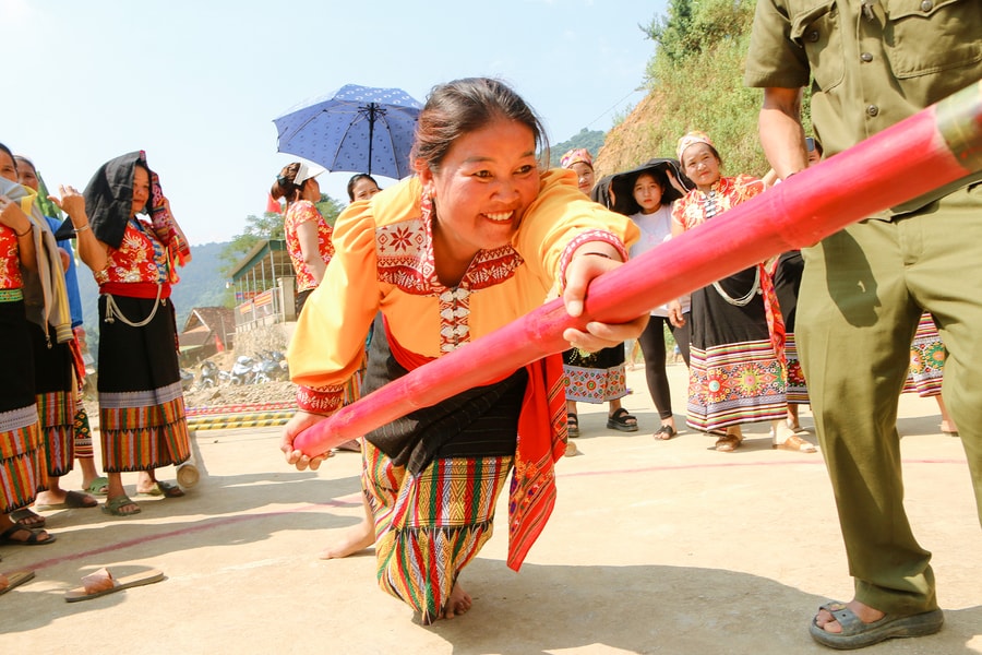 Sôi động trò chơi dân gian trong Ngày hội Đại đoàn kết của người Khơ Mú ở Nghệ An