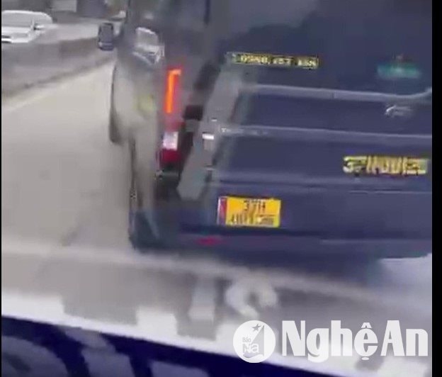 Xe khách chèn ép nhau trên Quốc lộ 1A đoạn qua địa bàn Diễn Châu